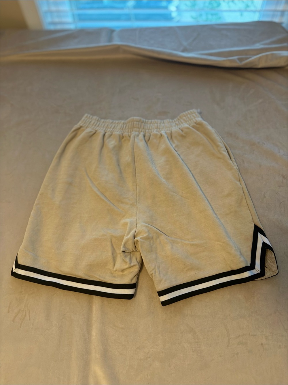 Fear of God Essentials FOG Basketball Shorts Oatmeal Tan Men’s XXL - Picture 3 of 6
